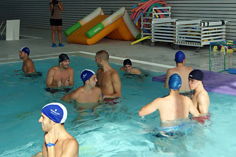 Los jugadores del Pozo practicando Waterpolo