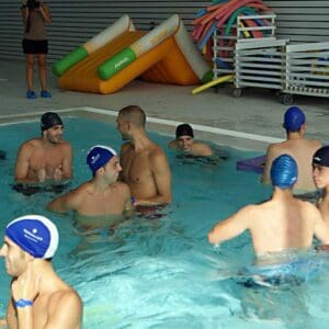 Los jugadores del Pozo practicando Waterpolo